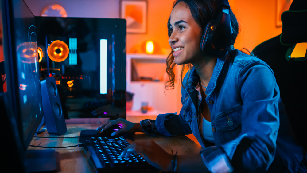 teenager on a computer, gaming, cyber security, cybersecurity, women in cybersecurity