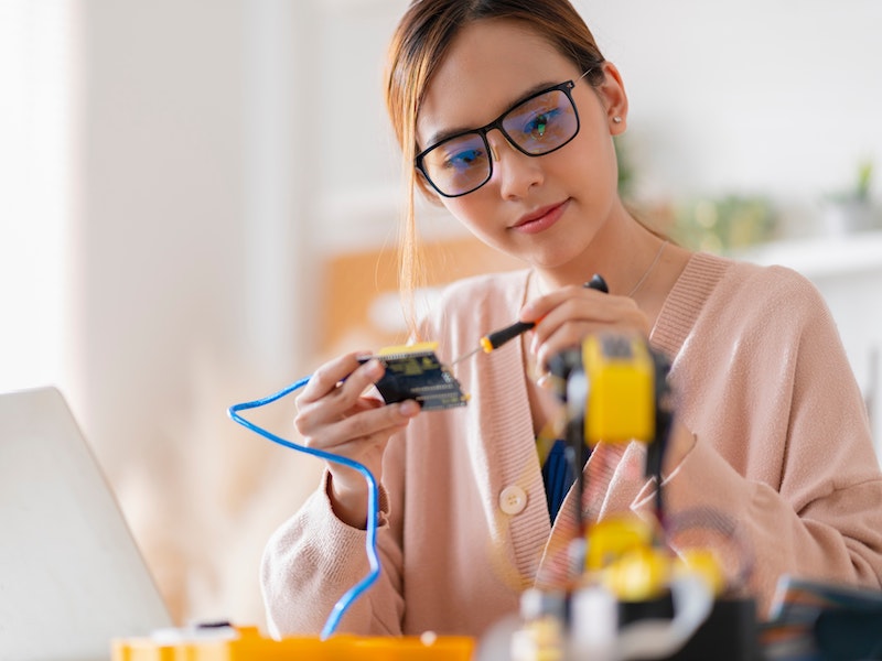 Female electrical engineer, female programer